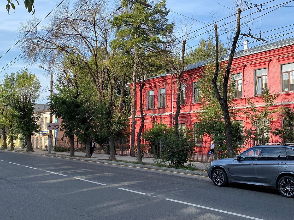 Внешне здание Александровского училища почти не изменилось и никак не нарушает атмосферу ул. Луначарского