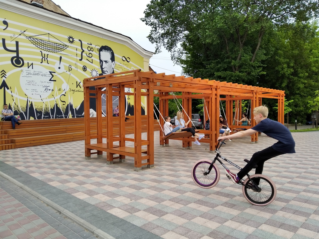 Качели в сквере Чижевского, фото Юрия Бучарского