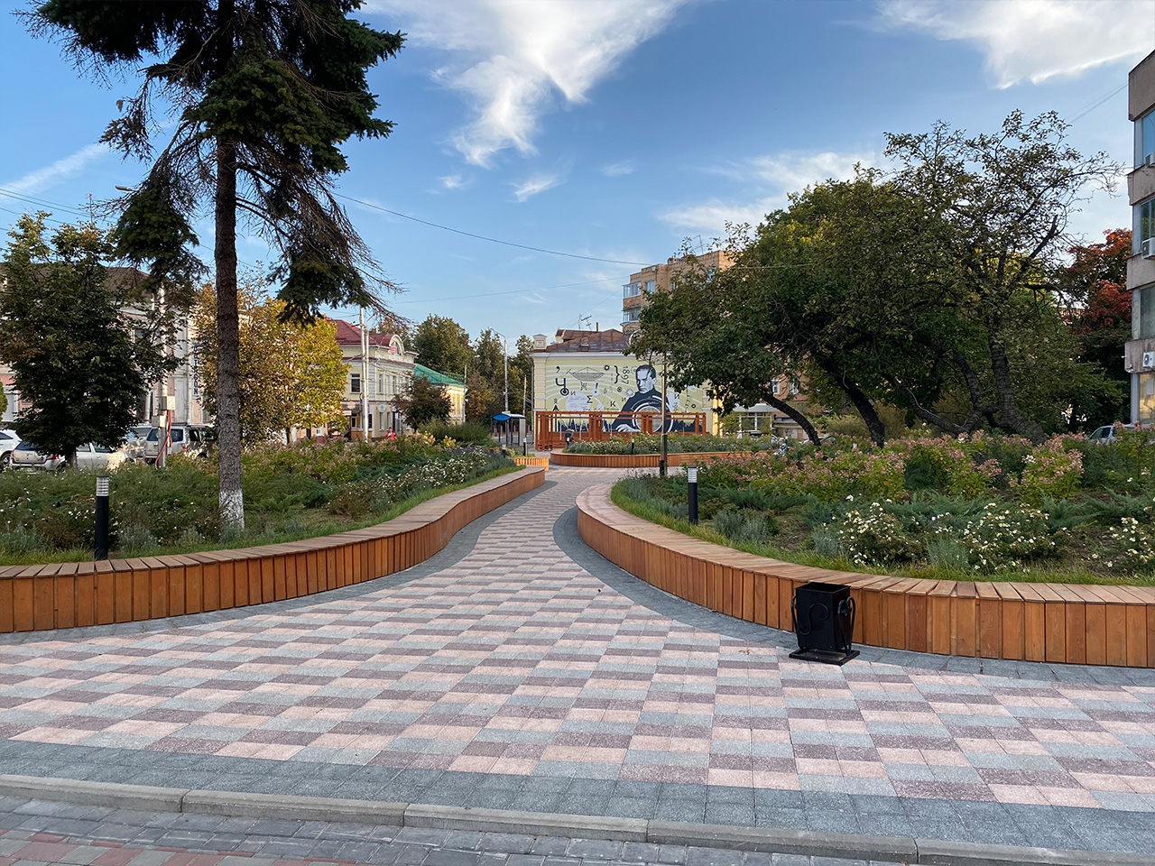 Сквер Чижевского — плавные линии, зелень и необычное мощение