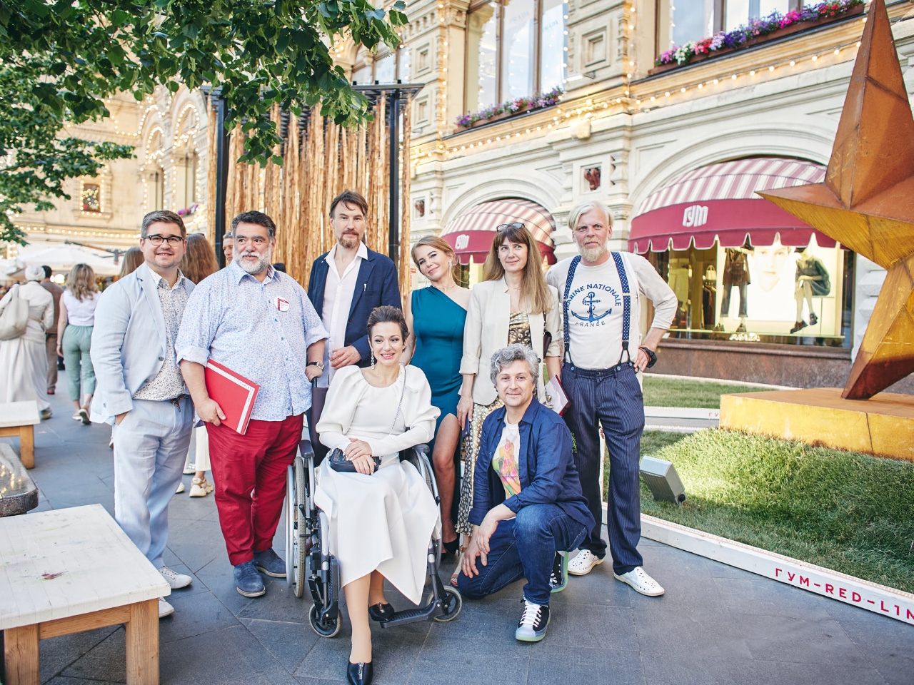 Команда кураторов и заказчиков выставки (фото из ФБ Юлии Бычковой)