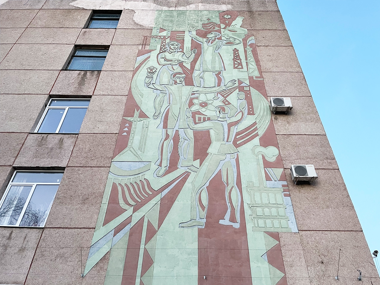 Сграффито на фасаде корпуса КЭМЗ на ул. Степана Разина