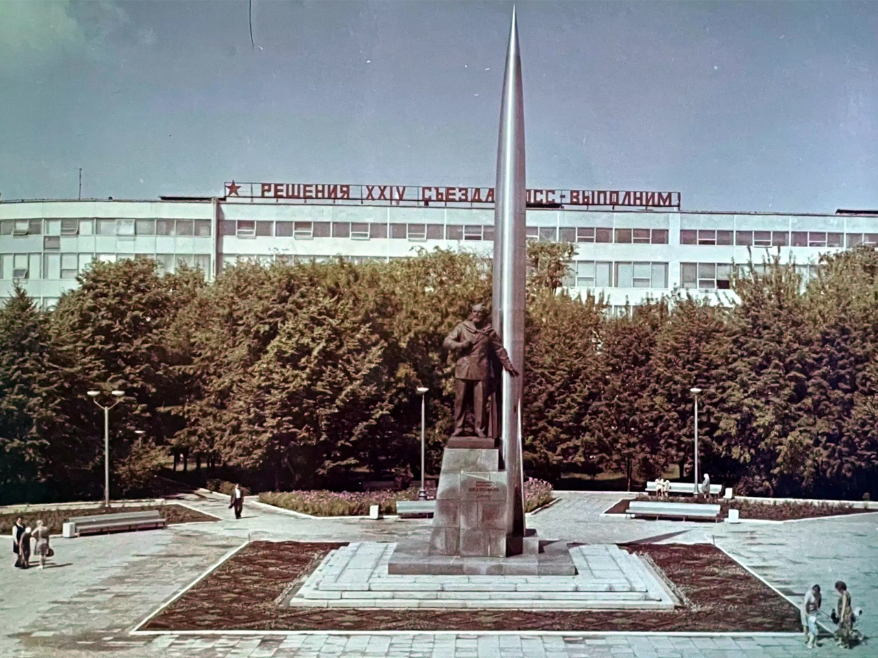 Памятник Циолковскому на фоне здания ВНИИМЭТ, 1971–1975 годы.
Фотография из архива Эдуарда Малолетнева